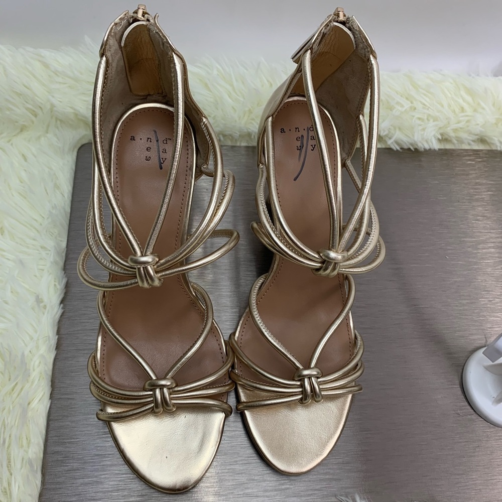 Gold Sandal Strappy Heels With Back Zipper NWOT - Picture 7 of 8